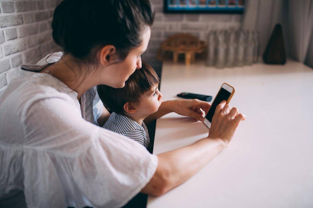 ilustrasi anak kecil main gadget (pexels.com/Helena Lopes)